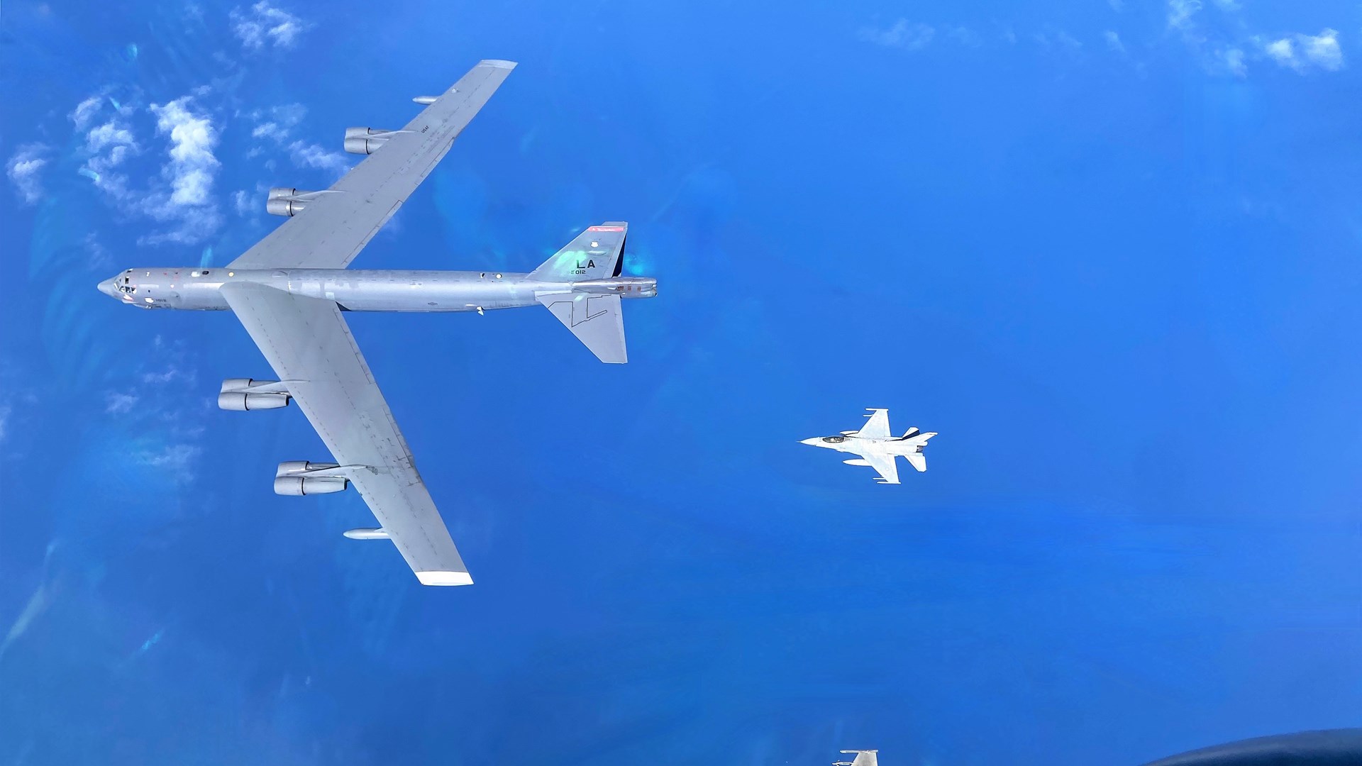 Το “Σπαθί της Σπάρτης” έσκισε τον ουρανό του Αιγαίου με αμερικανικά βομβαρδιστικά Β-52 – ΦΩΤΟ
