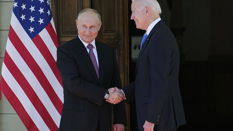 Πούτιν-Μπάιντεν: Η αμήχανη φωτογράφιση, τα πρώτα λόγια που αντάλλαξαν και η πολιορκία του Τύπου