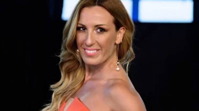 Πηγή Δεβετζή: Ποζάρει με μικροσκοπικό μπικίνι και κολάζει στα 45 της