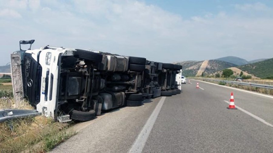 Εθνική οδός Αθηνών – Λαμίας: Ανετράπη νταλίκα – Πού γίνεται εκτροπή της κυκλοφορίας – ΒΙΝΤΕΟ