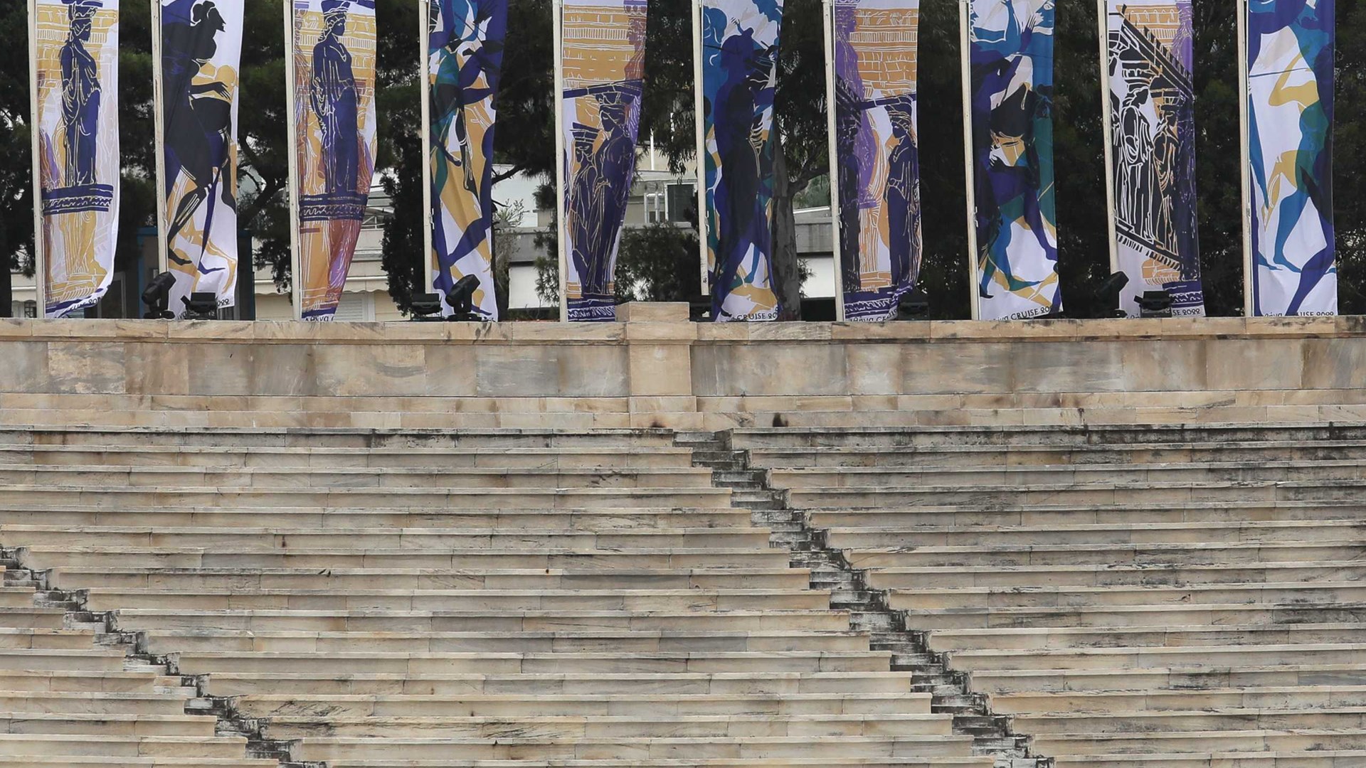 Dior: Όλα τα “βλέμματα” στο Καλλιμάρμαρο για το φαντασμαγορικό ντεφιλέ – Οι 400 προσκεκλημένοι