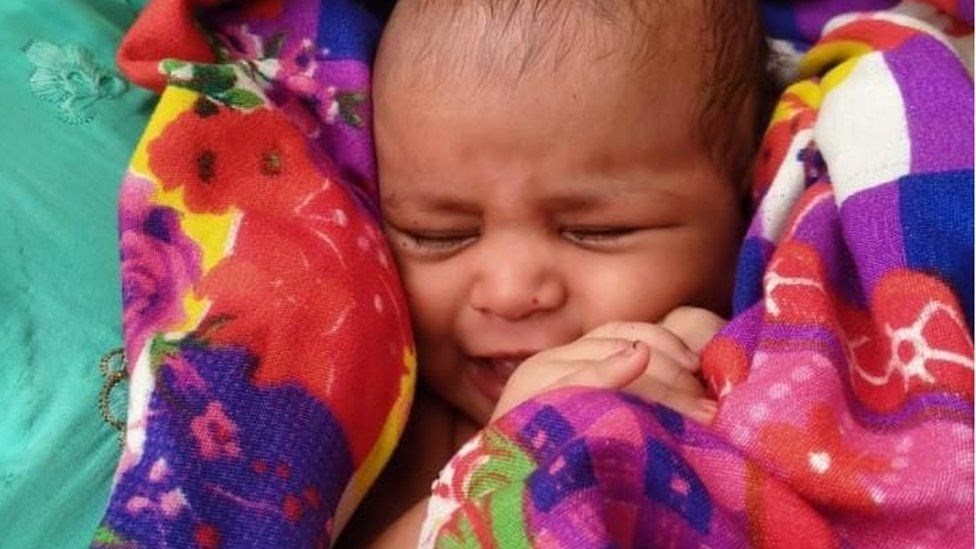 Ινδία: Εντοπίστηκε μωρό σε ξύλινο κουτί που επέπλεε στον ποταμό Γάγγη – ΒΙΝΤΕΟ