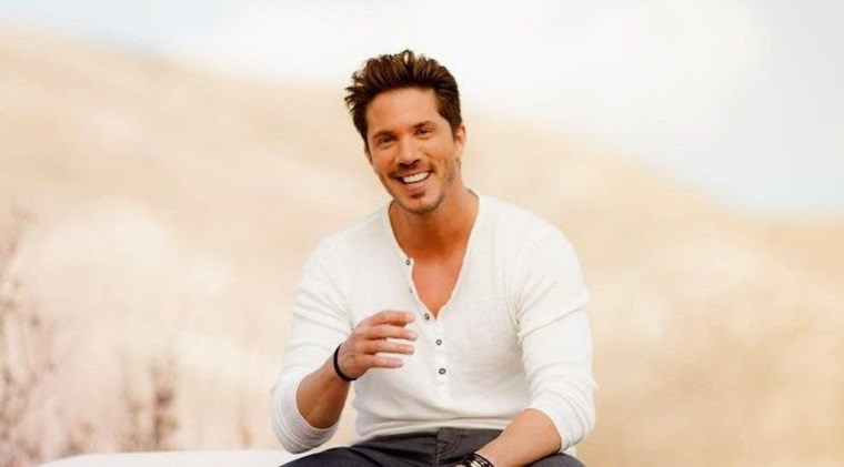 Νίκος Οικονομόπουλος: Τι έκανε με μελαχρινή καλλονή στο Ναύπλιο;