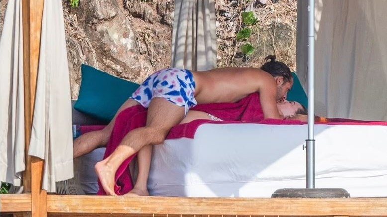 Μάργκοτ Ρόμπι: Καυτά φιλιά με τον σύζυγό της στην ακρογιαλιά