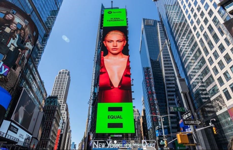 Μεγάλη διεθνής διάκριση για την Έλενα Τσαγκρινού: Εμφανίζεται σε billboard στην Times Square – ΒΙΝΤΕΟ