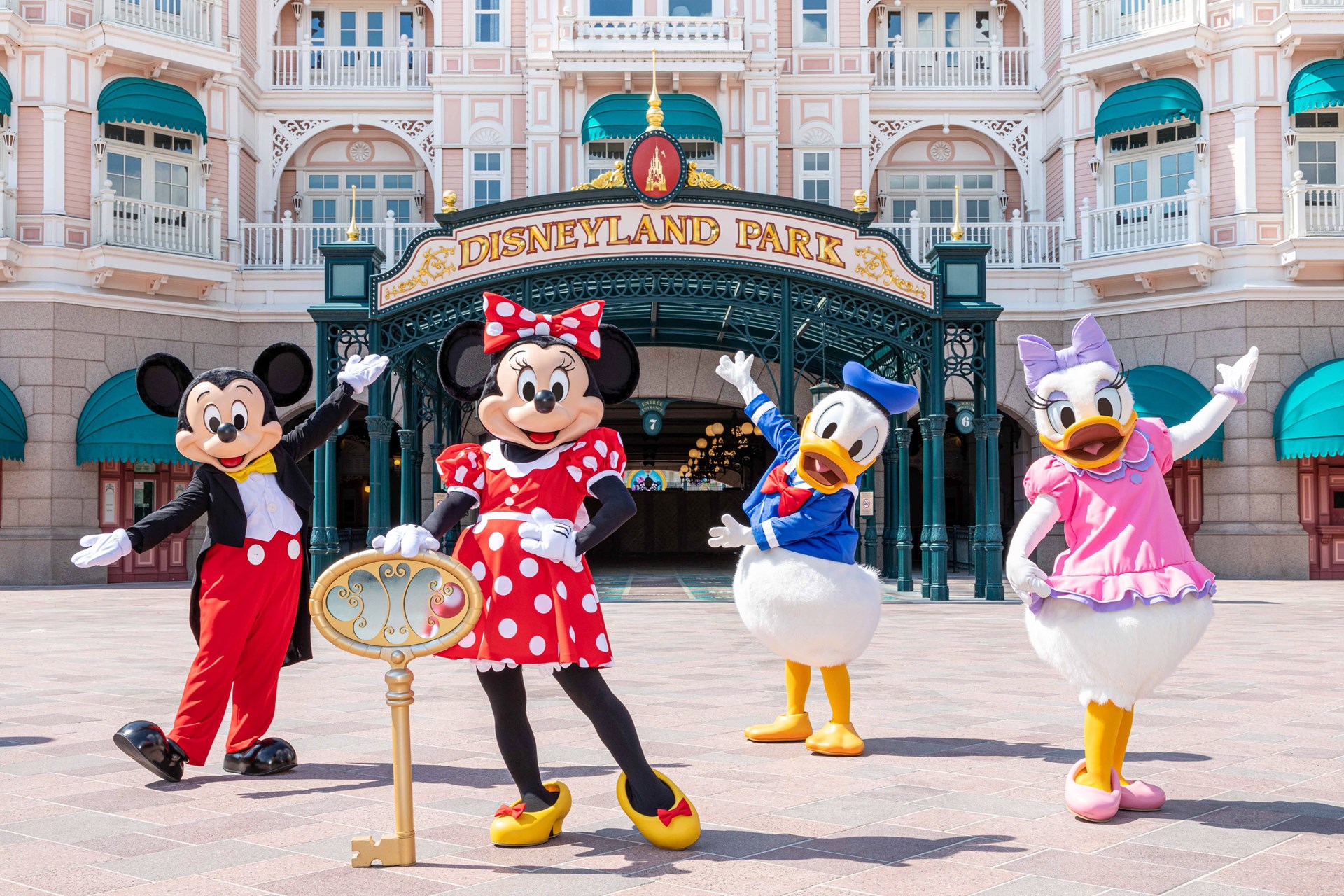 Παρίσι: Άνοιξε ξανά η Disneyland – Τέλος… οι αγκαλιές από τον Μίκι Μάους – ΒΙΝΤΕΟ