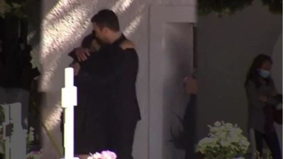 Γλυκά Νερά: Ο διάλογος των αστυνομικών με τον σύζυγο της Καρολάιν στο μνημόσυνο – ΒΙΝΤΕΟ