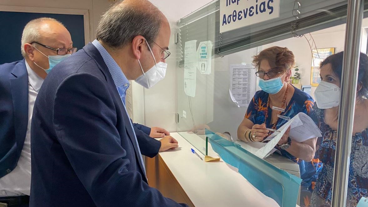 Επίσκεψη Χατζηδάκη στον ΕΦΚΑ Αγίας Παρασκευής – “Επίσημα έγγραφα μεταφέρονται με σακούλες”