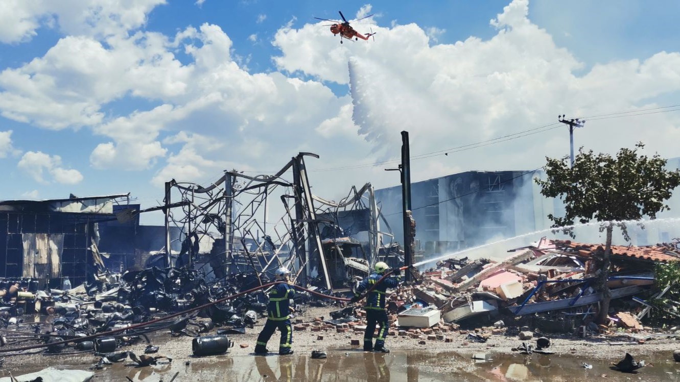 Ασπρόπυργος: Τρεις τραυματίες από τη φωτιά στο βυτιοφόρο – Συγκλονιστικές εικόνες – ΒΙΝΤΕΟ
