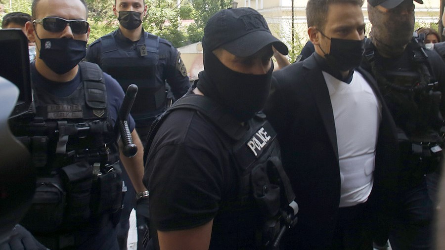 Γλυκά Νερά: Στα δικαστήρια με αλεξίσφαιρο γιλέκο ο δολοφόνος της Καρολάιν – ΒΙΝΤΕΟ