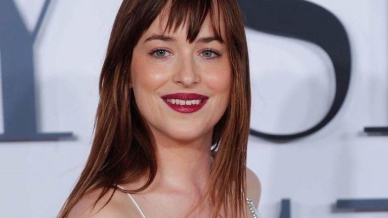 Ντακότα Τζόνσον: Η πρώτη φωτογραφία ως ηρωίδα της Τζέιν Όστιν