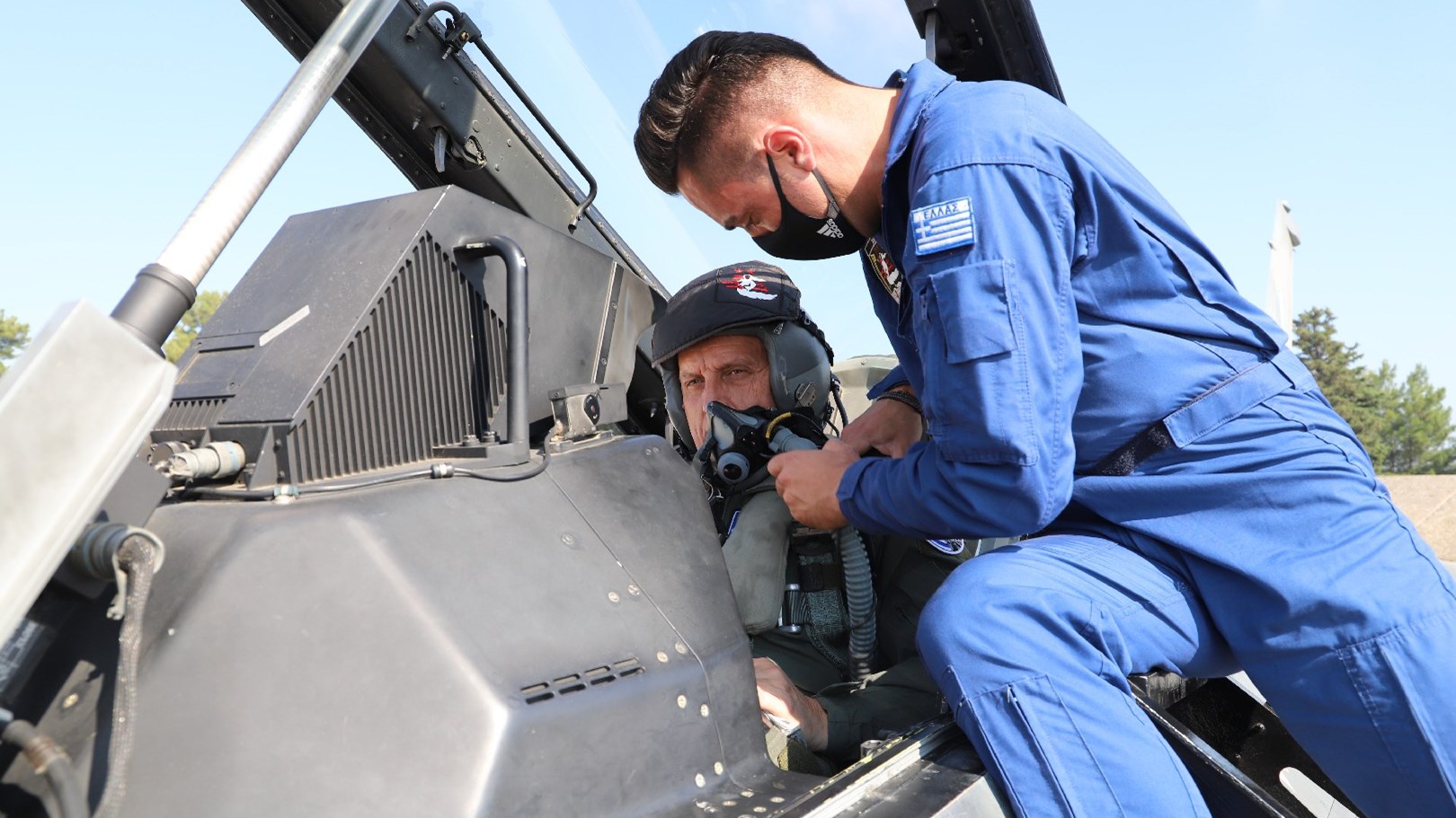O αρχηγός ΓΕΕΘΑ πέταξε με F-16 πάνω από το μνημείο του Σιαλμά – ΒΙΝΤΕΟ