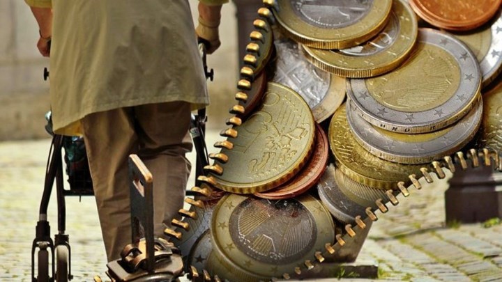 Συνταξιούχοι: «Καίει» ο φόρος στα αναδρομικά – Ποιους αφορά