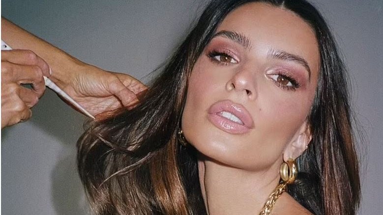 Έμιλι Ρατακόφσκι: Αφήνει ελάχιστα στη φαντασία και κόβει την ανάσα τρεις μήνες μετά τη γέννηση του γιου της