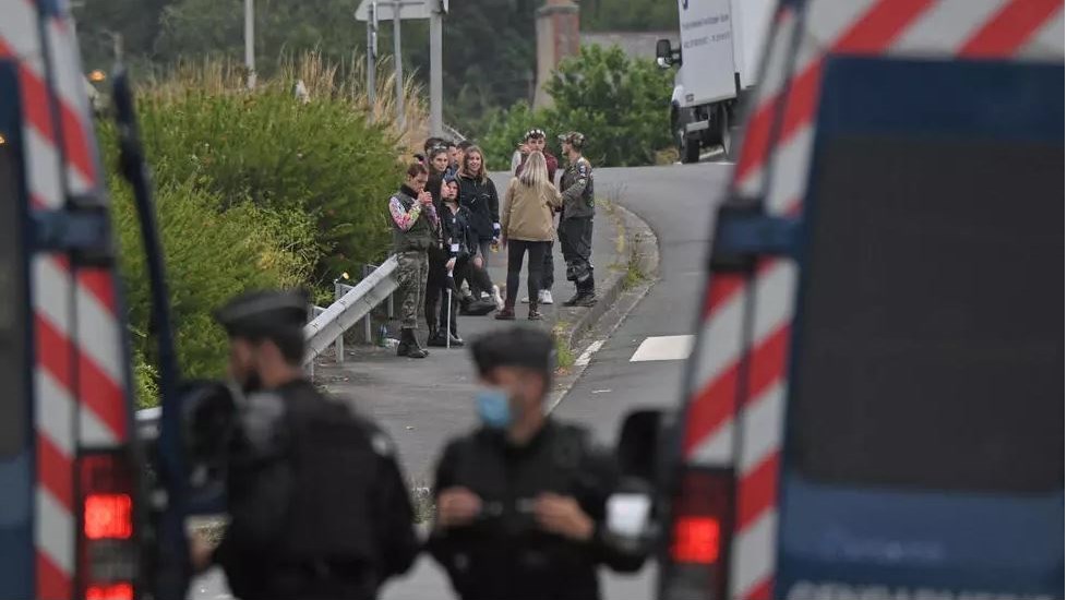 Χαμός σε ρέιβ πάρτι στη Γαλλία: Πέντε αστυνομικοί τραυματίστηκαν, ένας 22χρονος ακρωτηριάστηκε