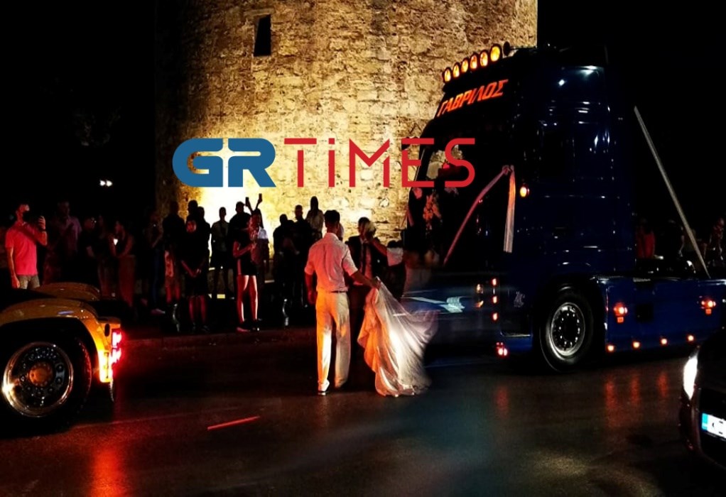 Θεσσαλονίκη: Γαμήλιο γλέντι με νταλίκες στον Λευκό Πύργο – ΦΩΤΟ – ΒΙΝΤΕΟ