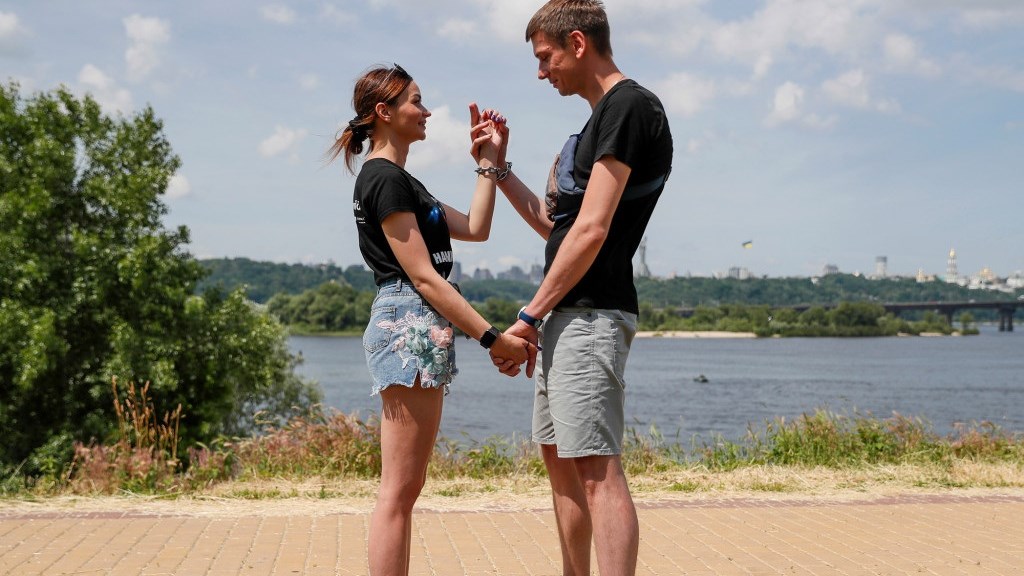 Τους βγήκε ξινό το πείραμα: Χώρισε το ζευγάρι που δέθηκε με χειροπέδες για να… σώσει τη σχέση του