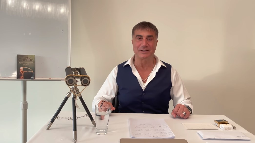 Επέστρεψε ο αρχιμαφιόζος Πεκέρ: Δεν πέθανα και δεν με φυλάκισαν