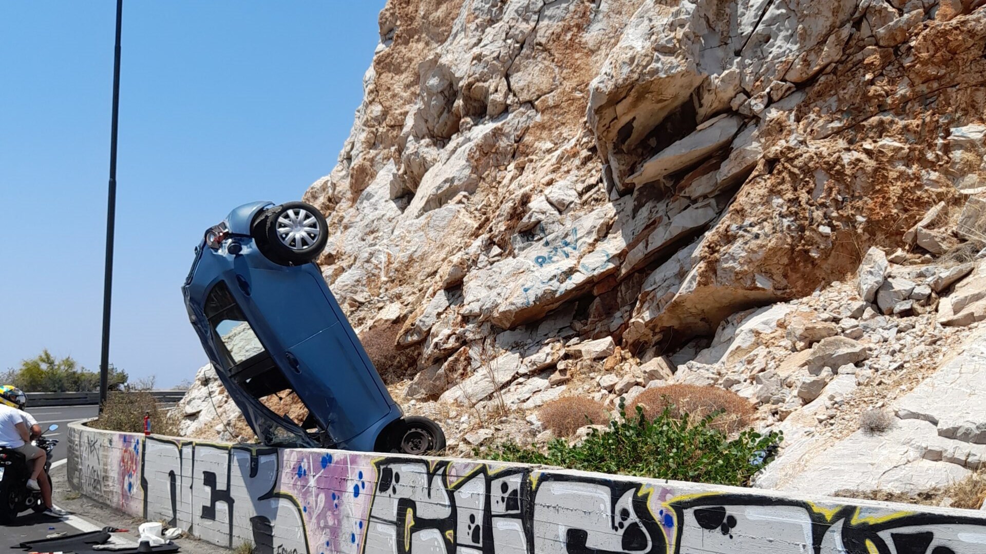 Βουλιαγμένης: Τροχαίο στα Λιμανάκια – Εικόνες σοκ από αυτοκίνητο που “καρφώθηκε” στα βράχια