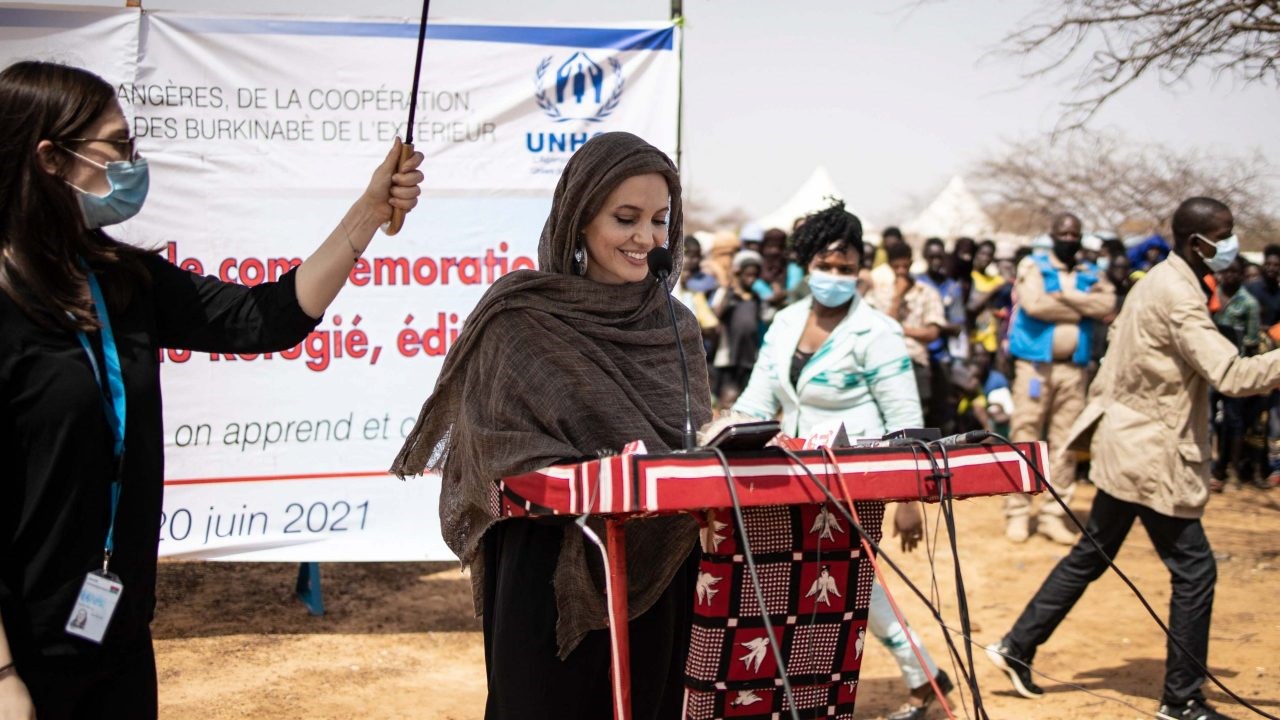 Αντζελίνα Τζολί: Σε καταυλισμό προσφύγων στην Μπουρκίνα Φάσο