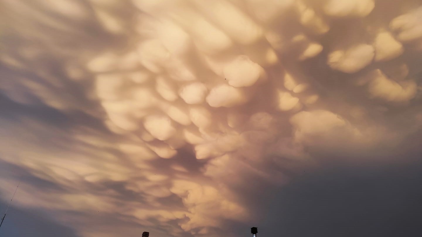 Παράξενα σύννεφα στον ουρανό της Λάρισας – Τι είναι τα “mammatus” και ποια φαινόμενα προμηνύουν – ΦΩΤΟ
