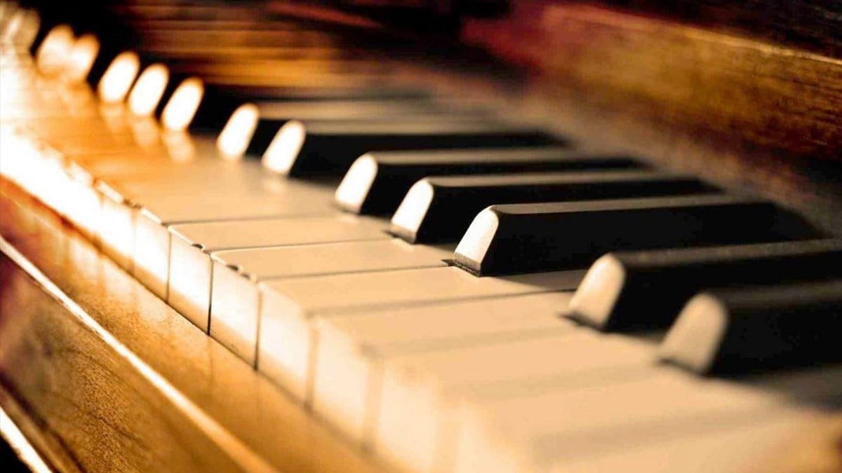 Θεσσαλονίκη: Καθηγητής πιάνου στο Κρατικό Ωδείο αποπλανούσε ανήλικες μαθήτριες – Τι καταγγέλλεται