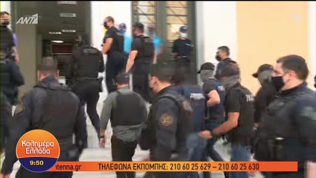 Γλυκά Νερά: Στα δικαστήρια της Ευελπίδων ο Μπάμπης Αναγνωστόπουλος – Φώναζαν “Τέρας κτήνος, να σαπίσεις στη φυλακή”