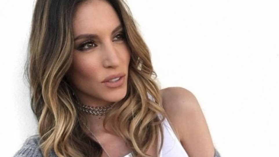 Αθηνά Οικονομάκου: Στην παραλία λίγες ημέρες μετά τη γέννα – Έδειξε την κοιλιά της – ΦΩΤΟ