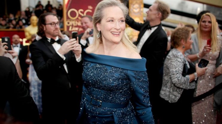 H Mέριλ Στριπ γίνεται 72 και δεν σταματά να μας εκπλήσσει