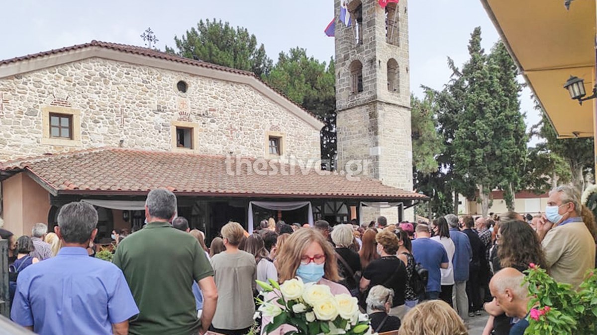 Θεσσαλονίκη: Ράγισαν καρδιές στην κηδεία της 14χρονης που πέθανε έπειτα από επέμβαση για γαστρικό δακτύλιο – ΦΩΤΟ