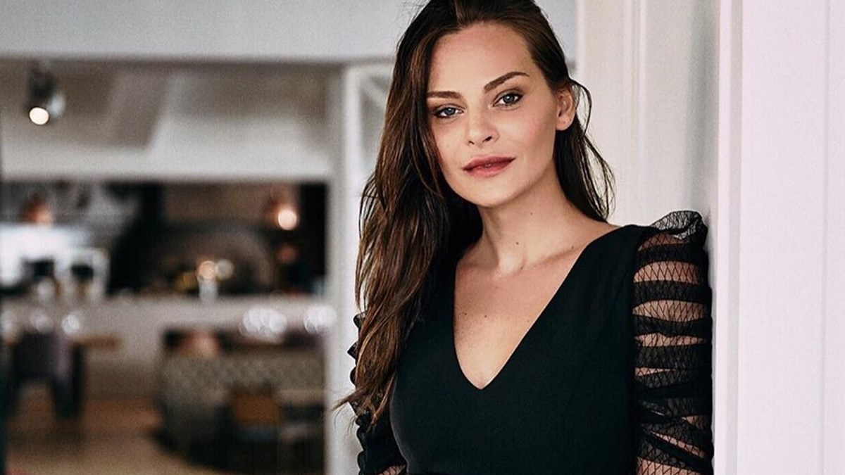 Υβόννη Μπόσνιακ: Η εντυπωσιακή topless πόζα της – ΦΩΤΟ