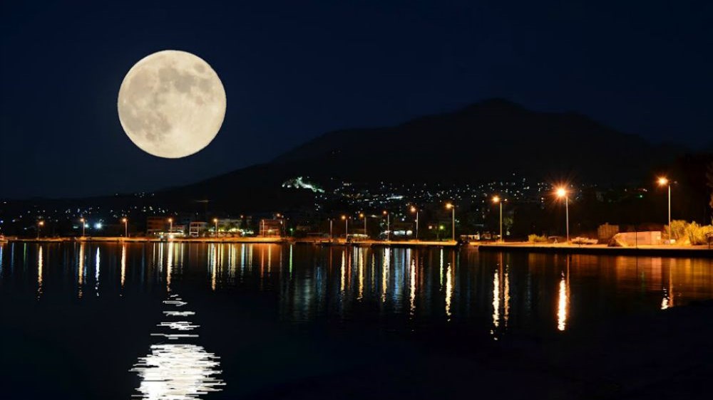 Το “Φεγγάρι της Φράουλας”: Αντίστροφη μέτρηση για την τελευταία υπερπανσέληνο της χρονιάς