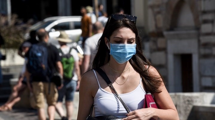 Κορονοϊός: Πότε θα “πέσουν” οι μάσκες στους εξωτερικούς χώρους – Πού θα είναι υποχρεωτική η χρήση τους