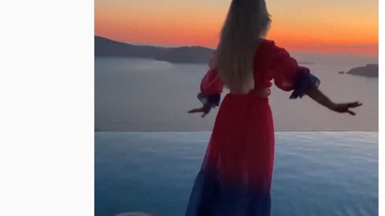 Σοφία Μαριόλα: Ο χορός στην πισίνα με φόντο το ηλιοβασίλεμα της Σαντορίνης – ΒΙΝΤΕΟ