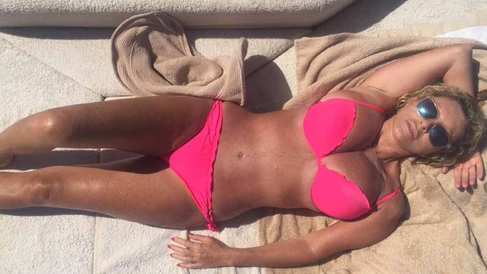 Πάολα Φεράρι: Ποια είναι η δημοσιογράφος που έγινε viral λόγω… “Βασικού Ενστίκτου”