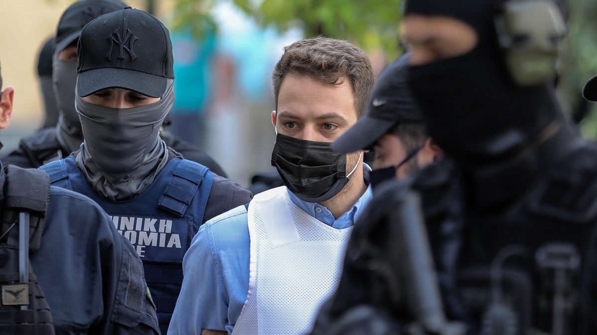 Γλυκά Νερά: Οι ερωτήσεις που δέχθηκε κατά την απολογία του ο συζυγοκτόνος – “Η εκδοχή του έχει πολλά κενά”