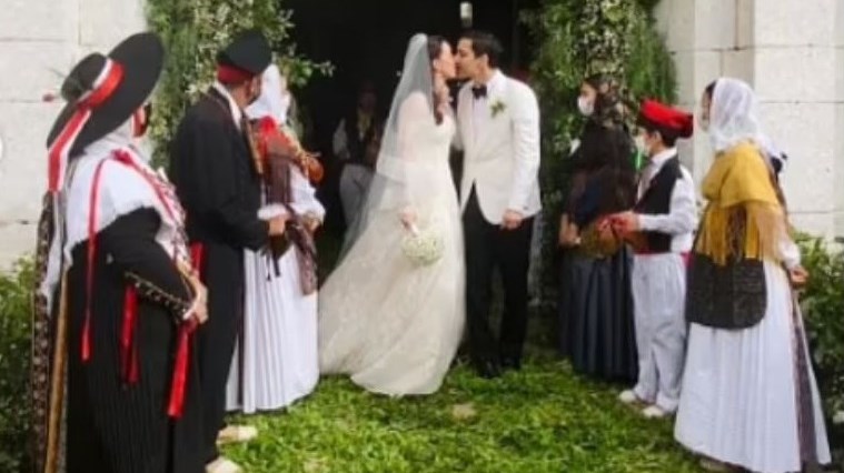 Λαμπερός γάμος για την κληρονόμο των Fendi στην Ίμπιζα – Οι ΦΩΤΟ μέσα από την εκκλησία και τη δεξίωση