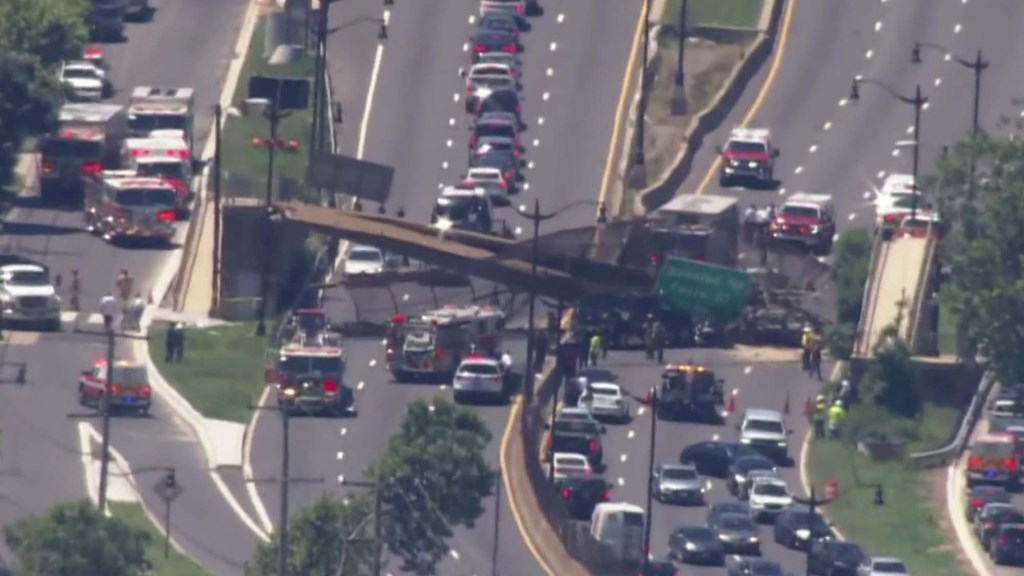 Ουάσινγκτον: Κατέρρευσε πεζογέφυρα -Τουλάχιστον έξι τραυματίες