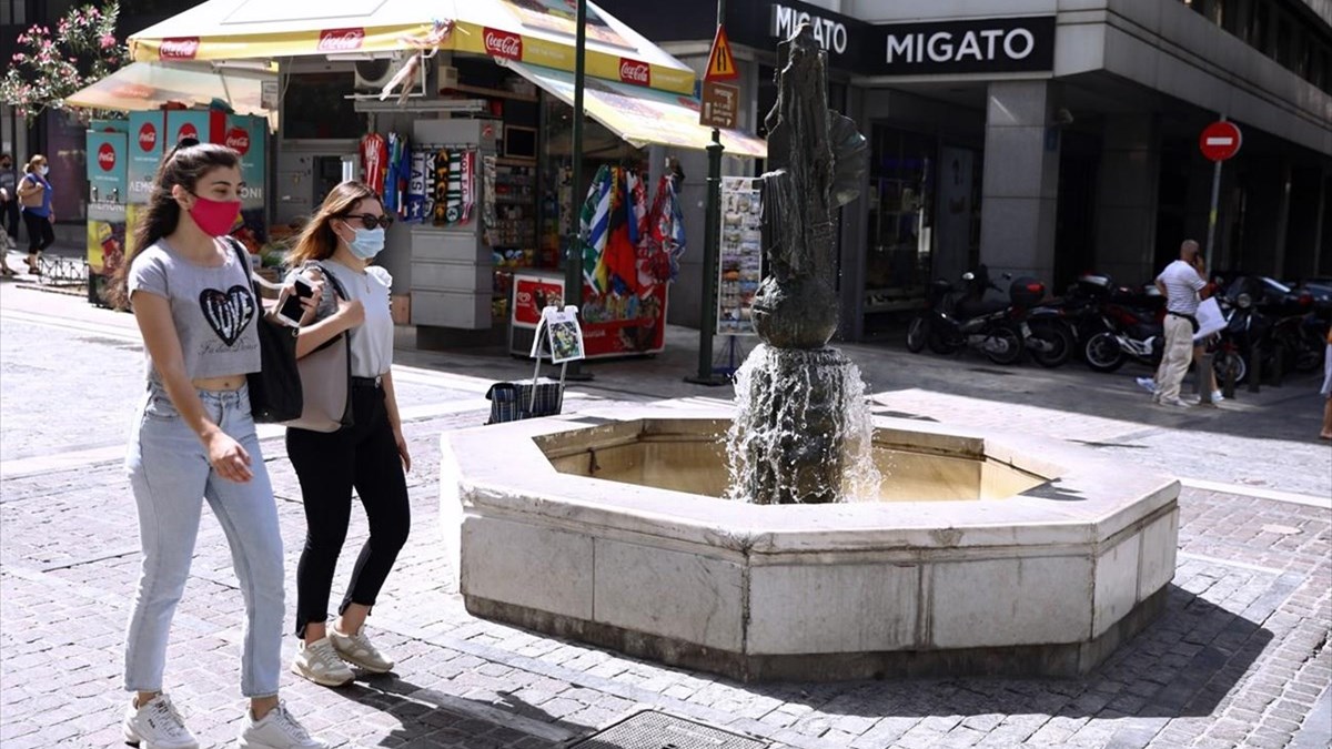 Χωρίς μάσκα από σήμερα σε εξωτερικούς χώρους – Πότε αίρεται ο περιορισμός της νυχτερινής κυκλοφορίας