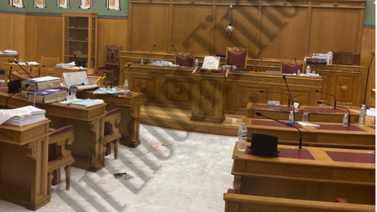 Μονή Πετράκη: Νέες ΦΩΤΟ από την αίθουσα συνεδριάσεων μετά την επίθεση με βιτριόλι