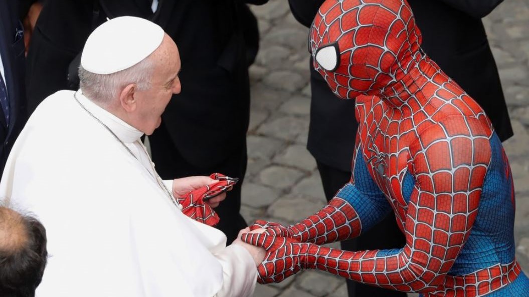 Viral: Τι έγινε όταν ο Πάπας συνάντησε τον Spiderman – ΦΩΤΟ