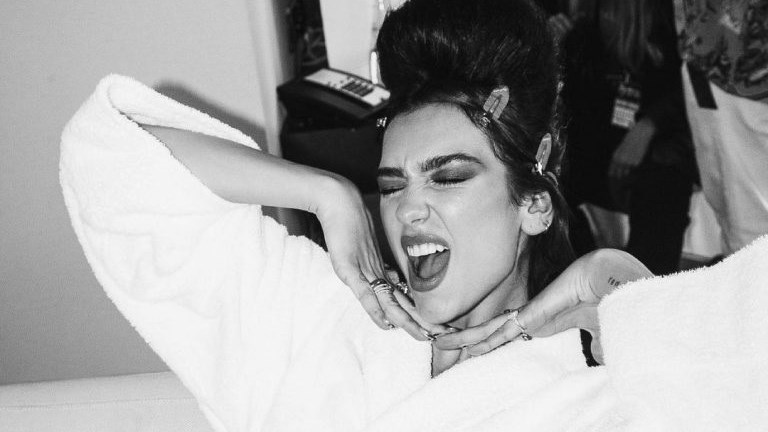 H Dua Lipa έκοψε τις αφέλειες που θα θέλαμε να έχουμε