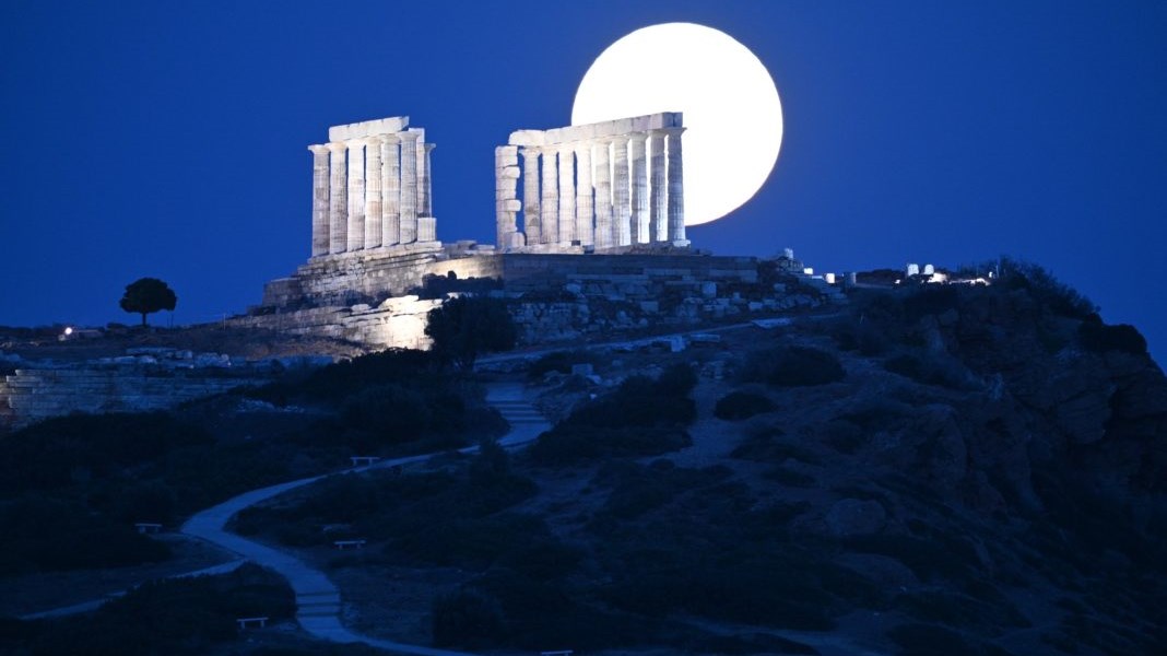 Φεγγάρι της Φράουλας: Eντυπωσιακές ΦΩΤΟ από την “υπερπανσέληνο” του 2021