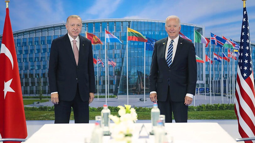 Τουρκία – ΗΠΑ: Πίσω από τις κλειστές πόρτες του ΝΑΤΟ οι φωτογραφίες πρόδωσαν το πραγματικό κλίμα