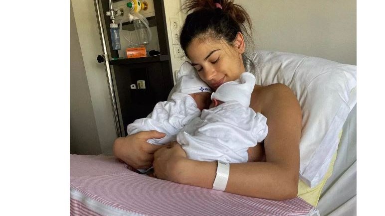 Χριστίνα Μπόμπα: Η πρώτη φωτογραφία από το μαιευτήριο με τα δίδυμα στην αγκαλιά