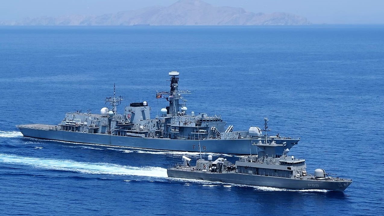 Η βρετανική φρεγάτα ΚΕΝΤ με την πυραυλάκατο ΔΑΝΙΟΛΟΣ σε άσκηση στον Αργοσαρωνικό – ΦΩΤΟ