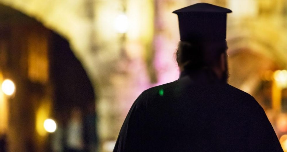 Σοκ στην Κρήτη: Μεθυσμένος ιερέας επιτέθηκε με αιχμηρό αντικείμενο στην παπαδιά