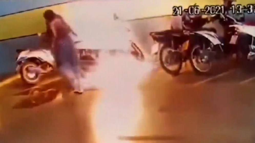 Έκαψε τη μηχανή του πρώην της επειδή δεν ήθελε να τα ξαναβρούν – ΒΙΝΤΕΟ