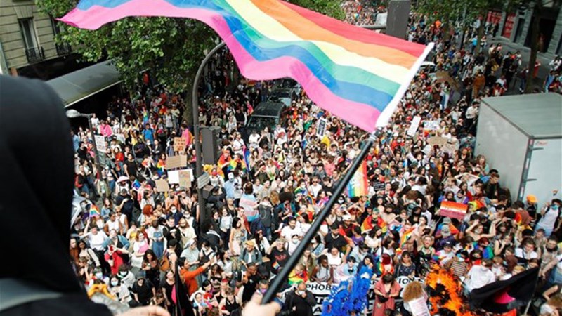 Γαλλία: Χιλιάδες πολίτες διαδήλωσαν στο Παρίσι για τα δικαιώματα των ομοφυλόφιλων