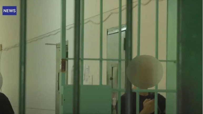 Γλυκά Νερά: Νέες φωτογραφίες του συζυγοκτόνου από τη φυλακή – ΒΙΝΤΕΟ